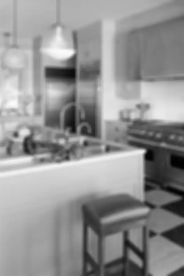 Instalasi air, listrik, dan perangat dapur lain direncanakan sejak awal perencanaan dapur.