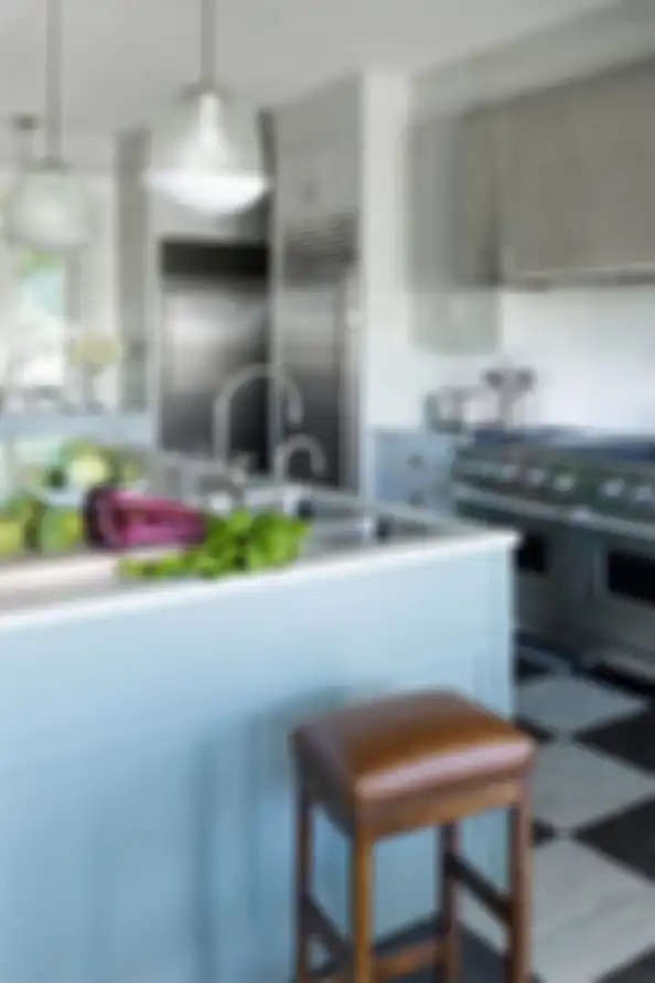 Instalasi air, listrik, dan perangat dapur lain direncanakan sejak awal perencanaan dapur.