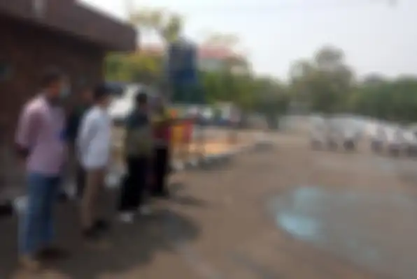 Petugas Satpas SIM Daan Mogot memberikan arahan kepada pemohon sim soal teknis berkendara di lintasan baru saat ujian praktik SIM C.