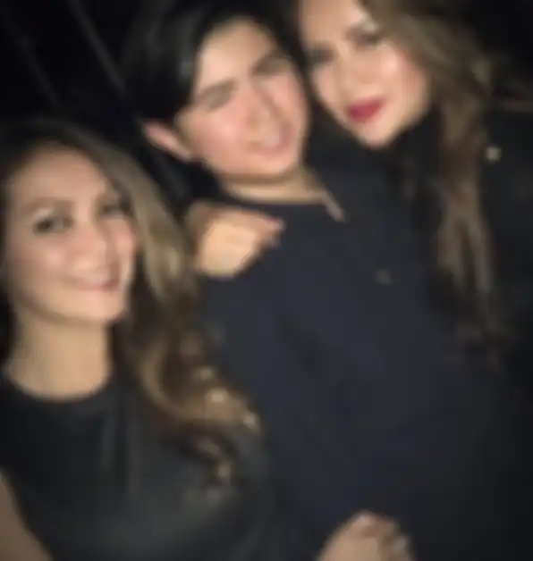 Pose Olla Ramlan dan Melina Tian saat foto bareng anak sulungnya, Sean