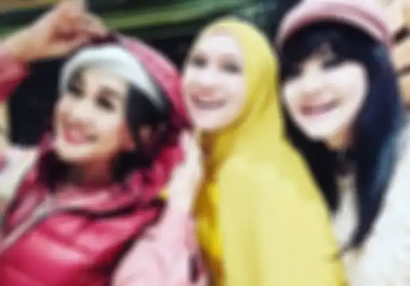Silvana Herman percaya diri dengan warna jilbab yang cerah