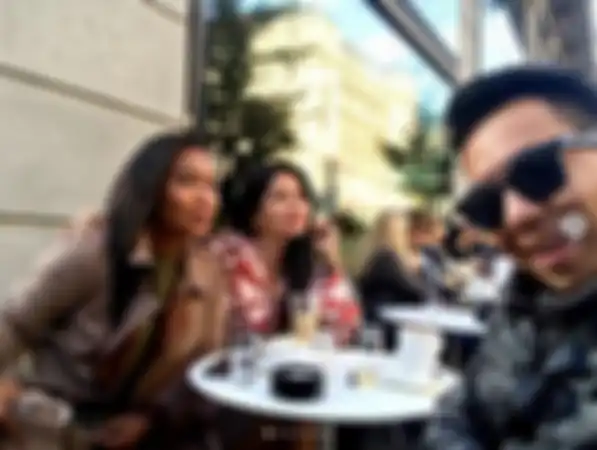 Five Vi saat ngopi di Eropa