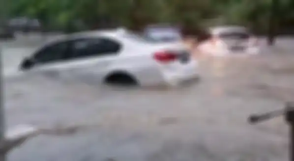 Di tengah banjir yang menerjang Jakarta, beredar sebuah video yang memperlihatkan mobil mewah BMW yang hanyut terbawa arus.