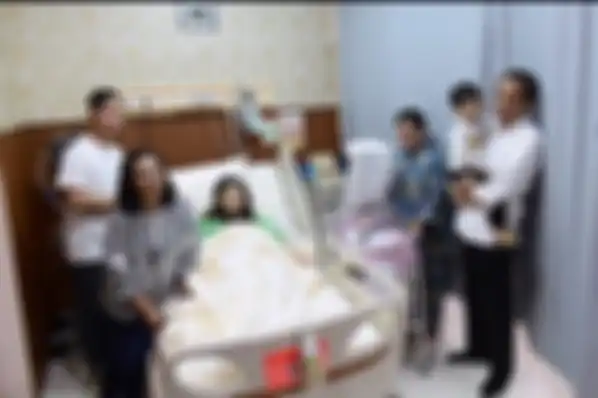 Potret Jokowi dan keluarga saat kelahiran anak kedua Selvi Ananda