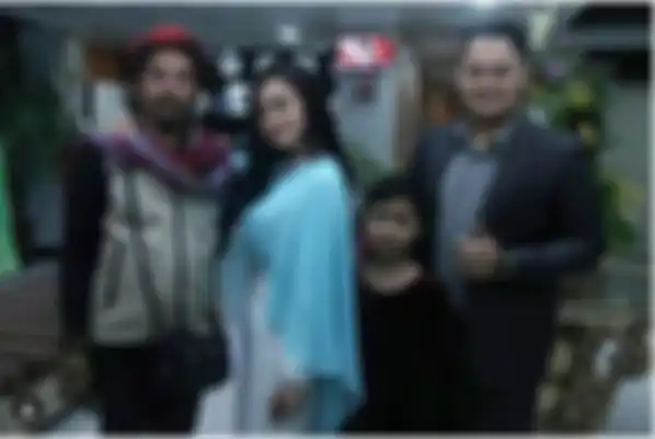 Limbad bersama ketiga anaknya