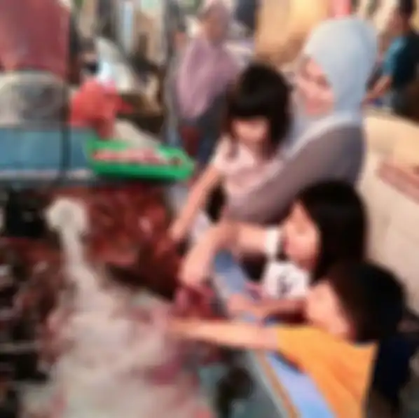Puput Melati bersama anak-anaknya di pasar