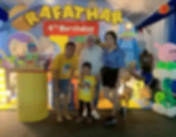 Raffi Ahmad dan Rafathar kompak mengenakan sandal jepit