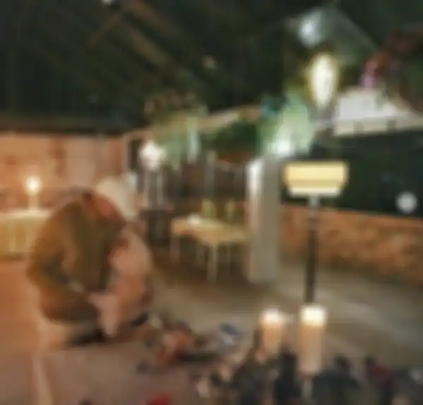 Momen romantis Santi Asokamala dan Mark Sungkar