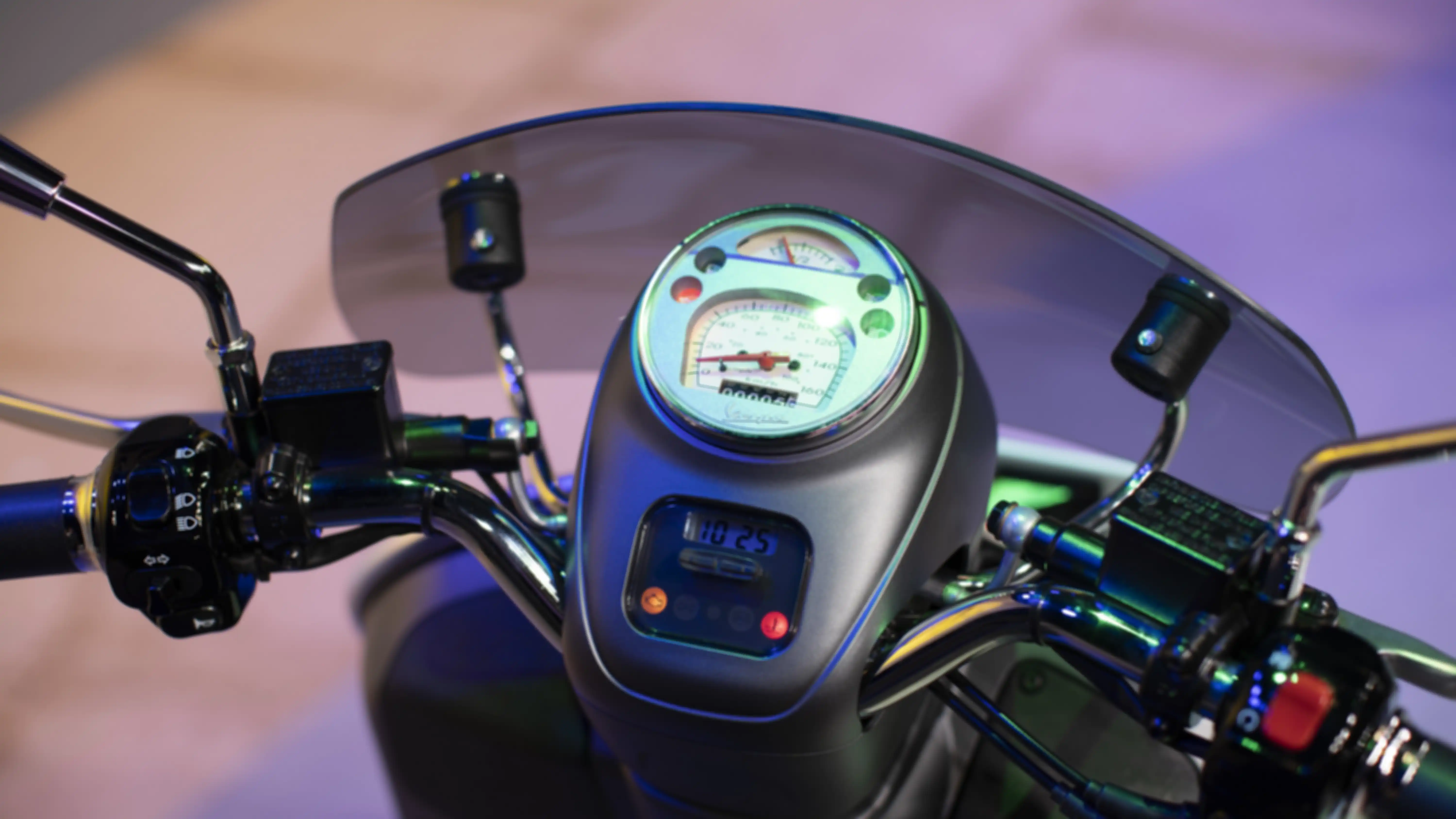 Panel indikator analog pada Vespa GTV Sei Giorni II dengan tambahan jam digital