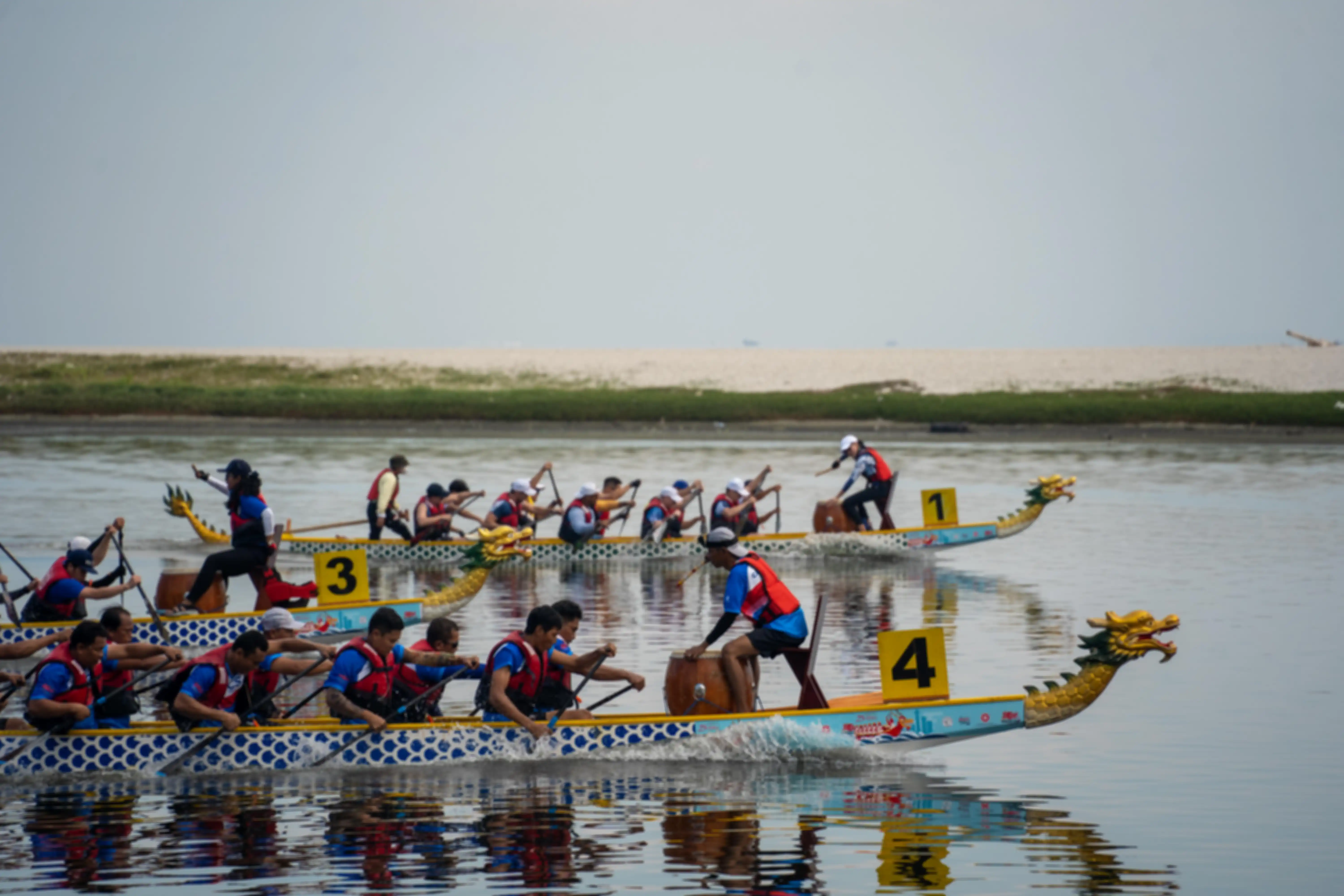 Sebagian peserta lomba dayung perahu naga di JDBF 2022.