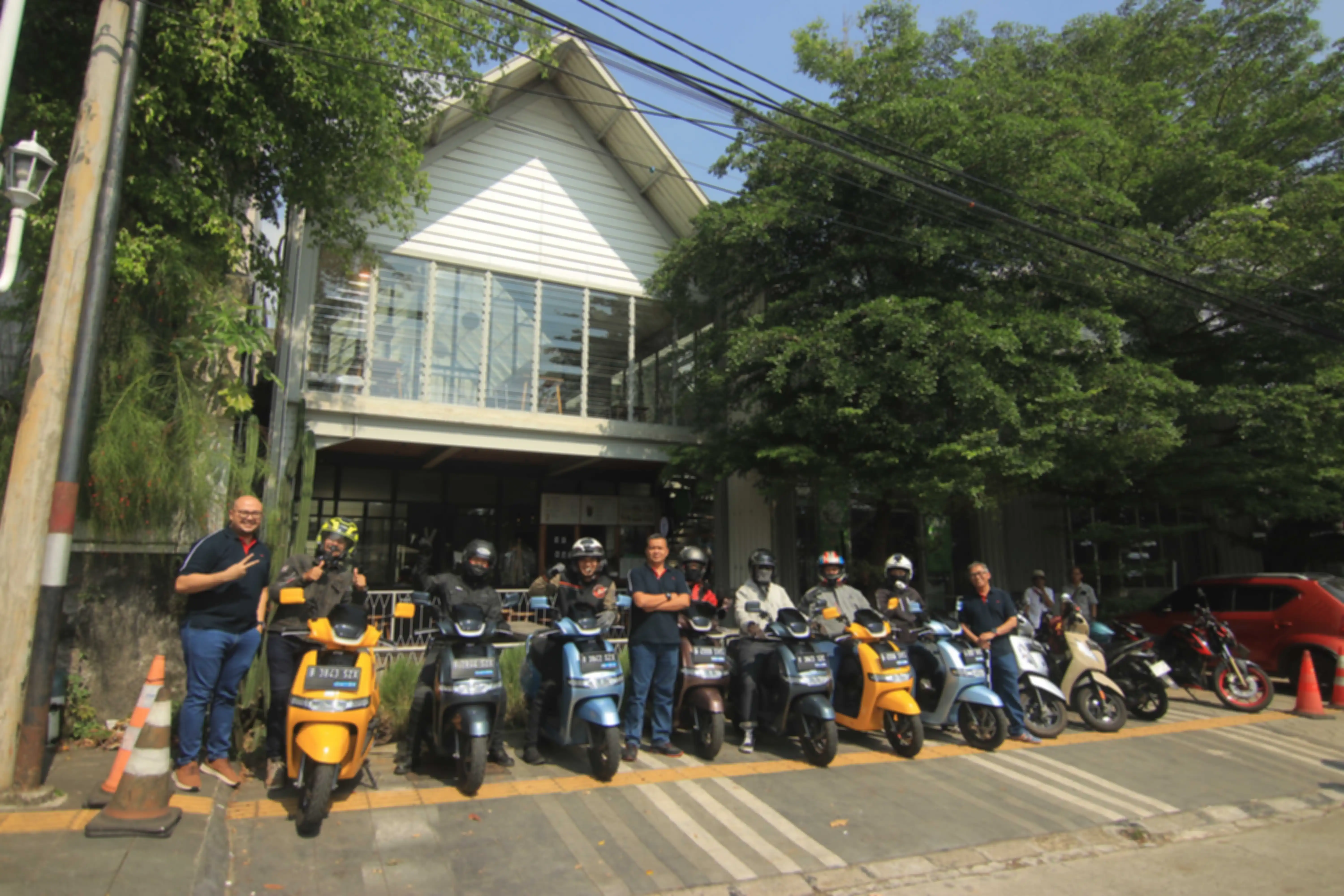 Riding start dari Kopi Nako Bogor. 