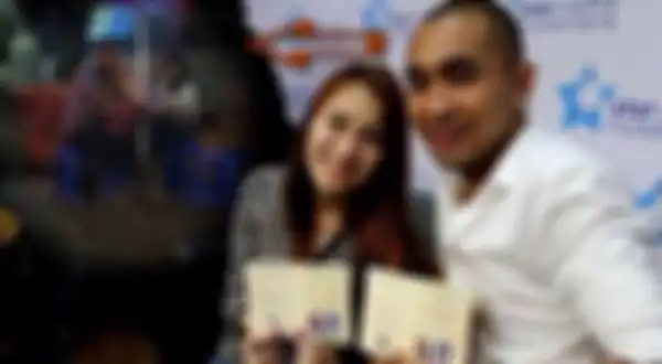 Enji Baskoro dituding menghamili janda kembang setelah pernikahannya dengan Ayu Ting Ting hancur. Foto buku nikahnya masih bertebaran.