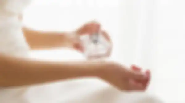 ilustrasi pakai parfum