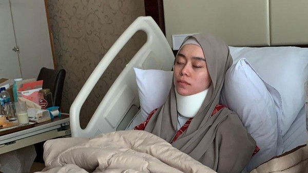 Foto kondisi terkini Lesti Kejora dengan leher disangga gips viral. Matanya terpejam. 