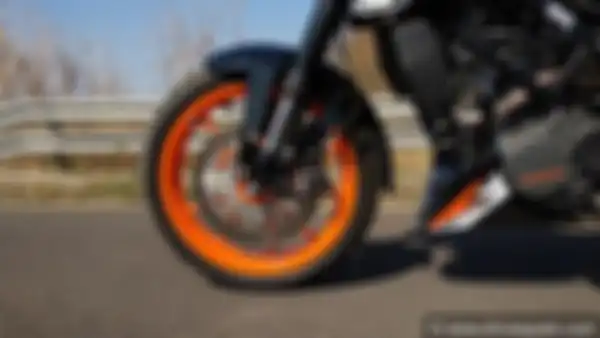 Rem cakram dengan ABS satu channel dan sok upside down di KTM Duke 125 2021.