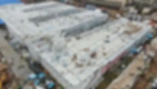 Penampakan luar rumah sakit instan yang sengaja dibangun untuk mengatasi pasien virus corona di Wuhan, China.