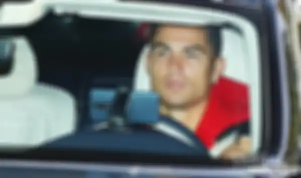Ronaldo mengendarai mobil Porsche dengan Huawei Mate RS Porsche Design
