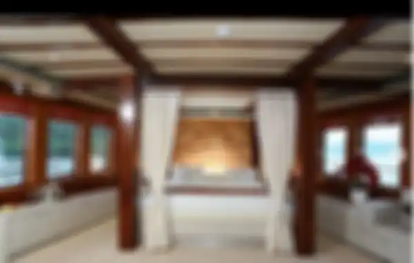 Kamar tidur kapal pinisi yang disewa Raffi dan Gigi