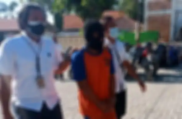 Foto seorang tukang parkir di Jombang, Jawa Timur yang nekat menggagahi 2 putrinya sendiri beredar di media sosial.
