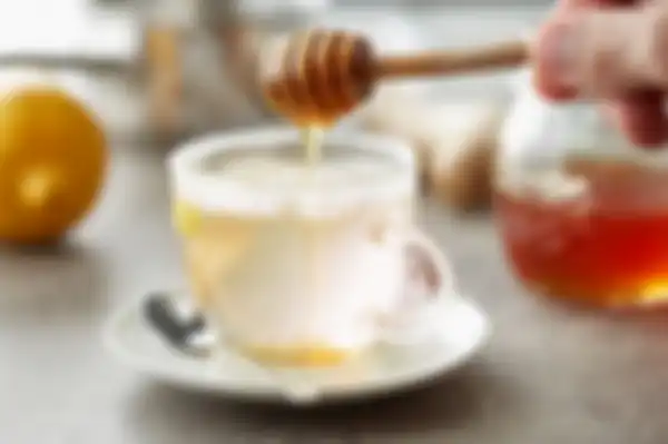 Khasiat minum air hangat dicampur madu