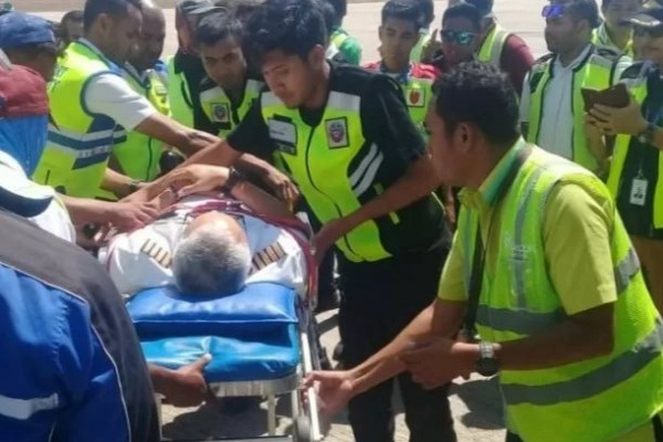 Pilot Batik Air Seri 320 nomor penerbangan ID 6548 dengan rute Jakarta-Kupang dievakuasi setelah mendarat darurat di Bandara El-Tari Kupang, Minggu (17/11/2019) siang. 