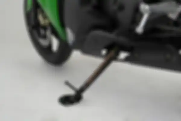 Ilustrasi standar samping di motor.