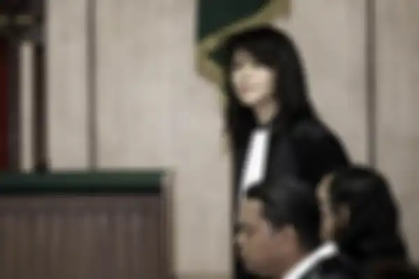 Adik dari Basuki Tjahaja Purnama alias Ahok yang juga Kuasa Hukumnya Fifi Lety Indra bersiap mengikuti sidang Peninjauan Kembali (PK) ke Mahkamah Agung (MA) terkait kasus penistaan agama yang menjerat Ahok di Pengadilan Negeri Jakarta Utara, Jakarta, Senin (26/2). Dalam persidangan tersebut majelis hakim telah memeriksa bukti baru atau novum yang diberikan tim kuasa hukum, dan majelis hakim tidak langsung memutuskan permohonan PK Ahok diterima atau ditolak, namun Keputusan akhir akan dilakukan Mahkamah Agung. ANTARA FOTO/Muhammad Adimaja/foc/18.