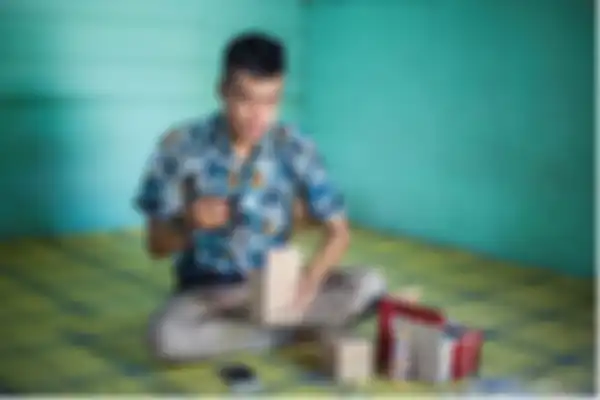 Dodi, 27, penjual barang daring mengecek jam tangan jualannya di Kota Ranai, Pulau Natuna, Kepulauan Riau, Rabu, 9 Oktober 2019.  Berbagai barang yang didatangkan Dodi dari Batam ditawarkan kepada pelanggan melalui Forum Jual Beli Natuna (FJBN) yang ada di Facebook. Forum ini merupakan salah satu sa