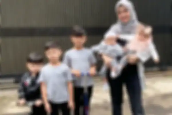 Ratna Galih peras keringat mengurus 5 anaknya. 