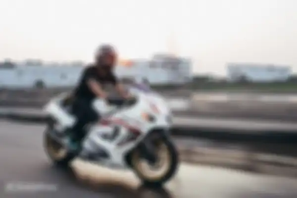 Modifikasi motor Suzuki GSX-1300R Hayabusa, kokpit dan kaki spesial, bertabur part hedon!