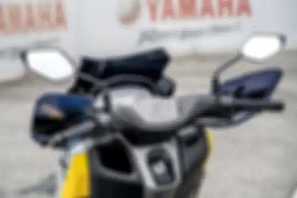 Terpasang hand guard dan windshield baru di area kokpit.