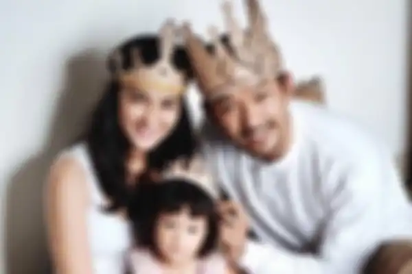 Rio Dewanto dan keluarga