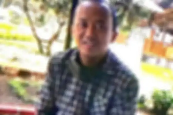 Dari foto yang beredar, pada bagian mata kanan Herry Wirawan terlihat membiru. Ada lebam seperti bekas pukulan.