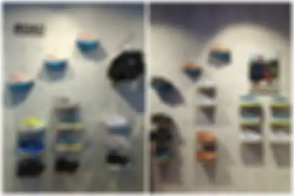 Koleksi sepatu lari di toko pertama HOKA di Indonesia. 