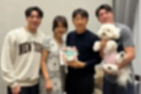 Cha Young Joo bersama suami dan anak-anaknya