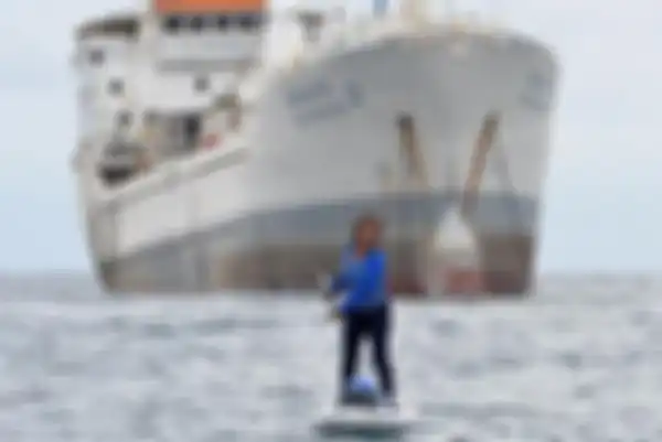 Susi Pudjiastuti bermain paddle board.