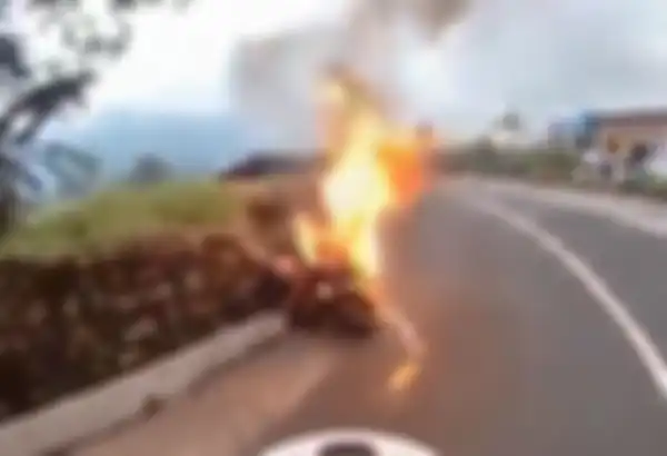 Ducati Multistrada 1200 terbakar saat touring.
