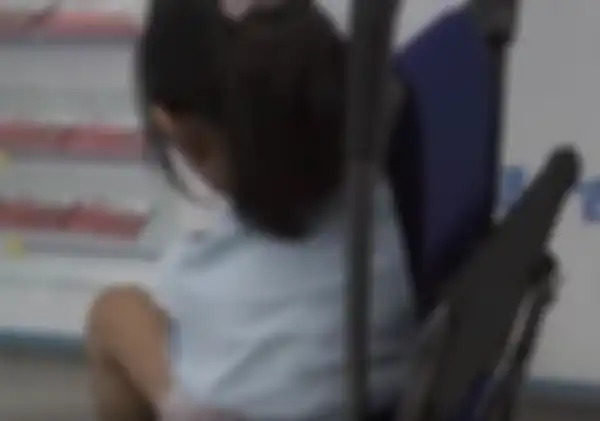 Seorang gadis 8 tahun membeli obat kuat di apotek.
