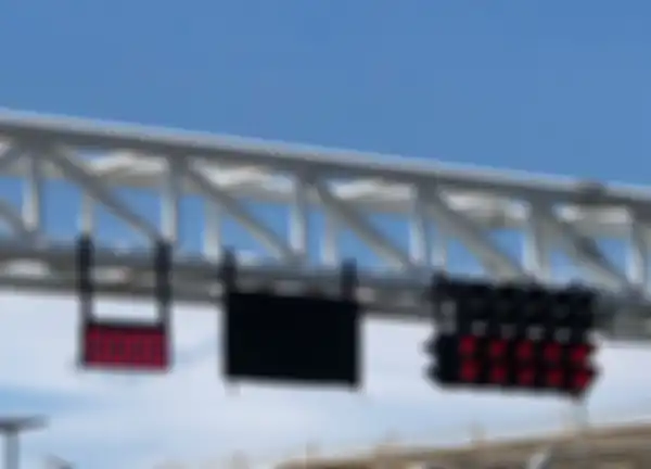 Tiang lampu start sirkuit MotoGP Mandalika Lombok terdiri dari layar waktu (kiri); layar bendera digital (DigiFlad) dan lampu start. Monitor penghitung lap ada di lokasi bendera finis