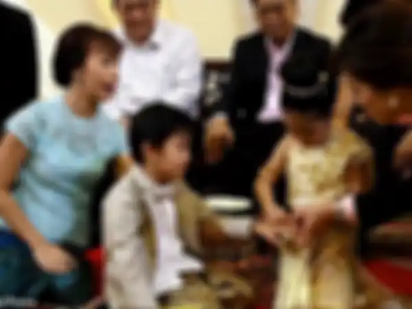 Sepasang Anak Kembar Asal Thailand Dinikahkan Oleh Keluarga Mereka Sendiri