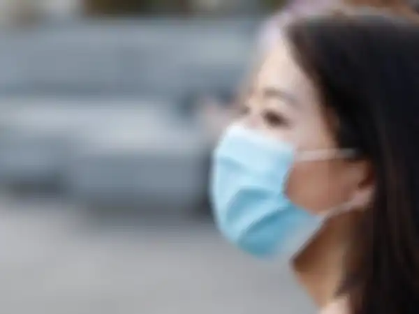 memakai masker
