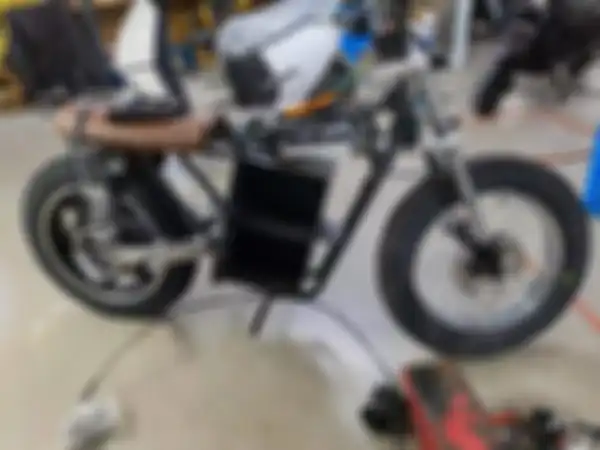 Baterai ditopang oleh rangka sasis di OX One.