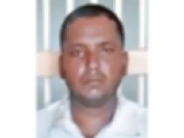  Dharmesh Devipujak, 32 tahun.