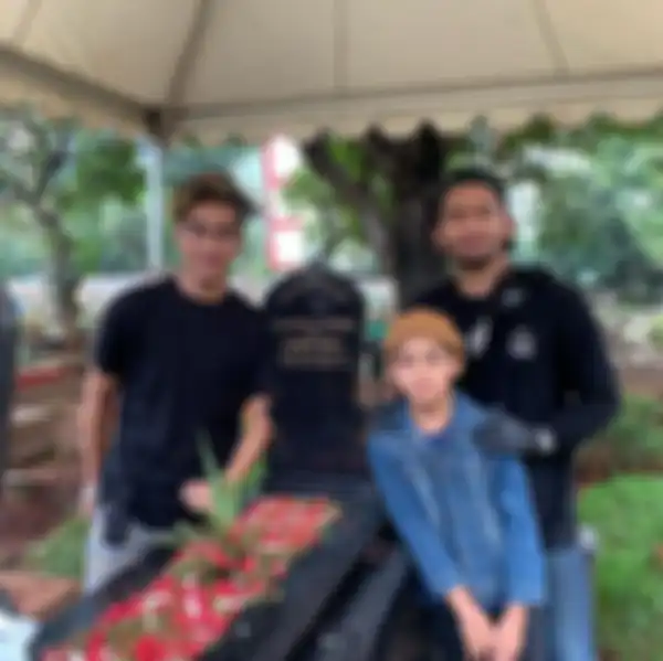 Abidzar di depan makam uje
