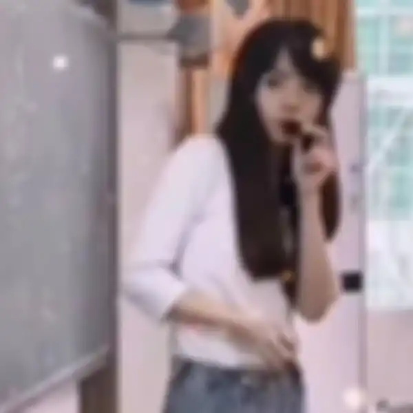 Miss Tang saat mengajar di kelas.