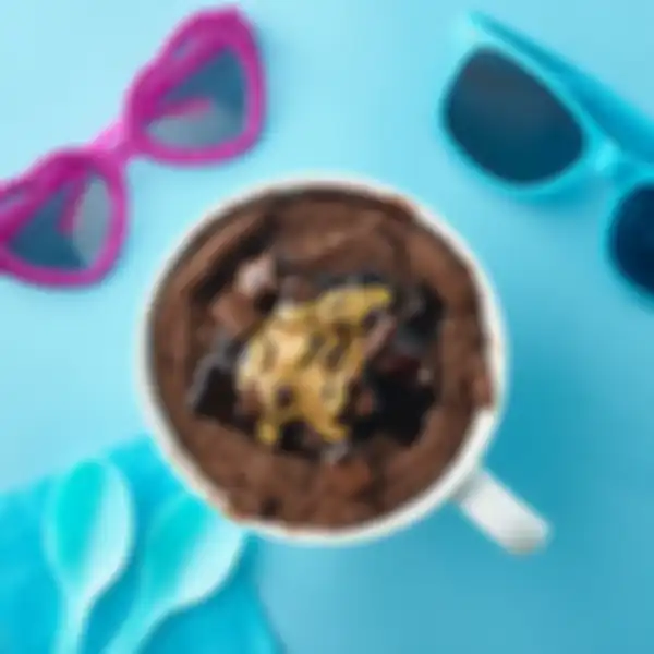 Ilustrasi penyajianChocolate Peanut Butter Mug Cake.
