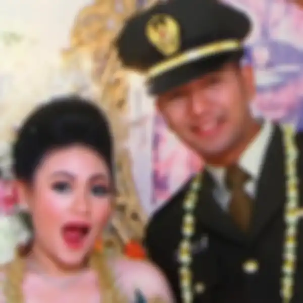 Anak Nia Daniaty Olivia Nathania ternyata belum menghapus foto mantan suaminya. Respons Olivia mendengar korban penipuan meninggal disorot.