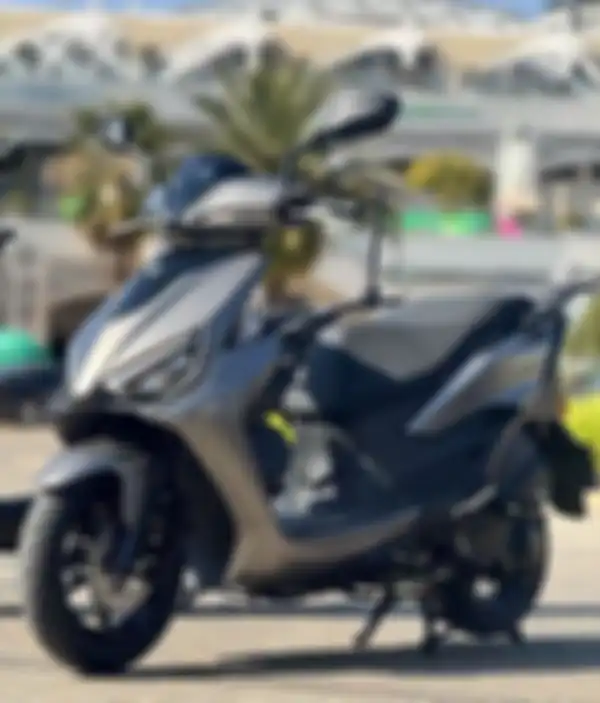 Tampak depan dan samping kiri motor matic baru Kymco KS125 Excellent Trunk Edition 2025.