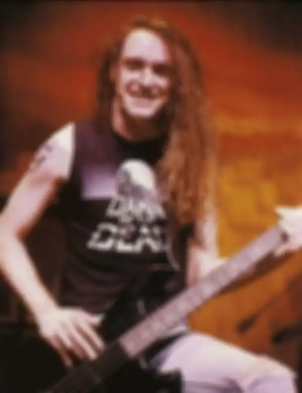 Mendiang Cliff Burton saat mengenakan tshirt Dawn of the Dead favoritnya