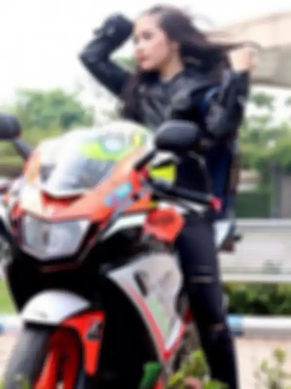 Artis Prilly Latuconsina bareng moge